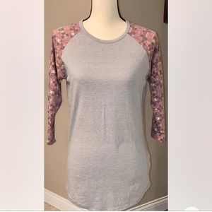 Women's LuLaRoe Randy Gray 3/4 Printed Sleeve Top/Shirt, Extra Small XS